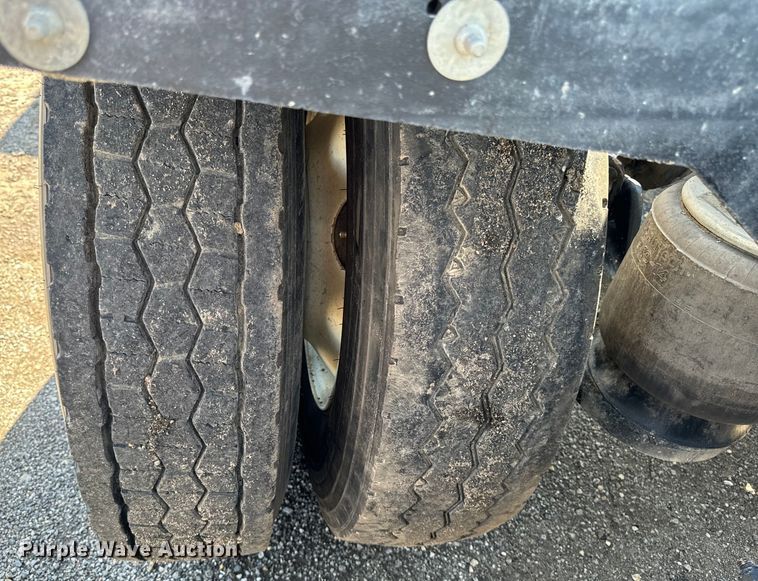 image for item EH4351 2016 Peterbilt 567 semi truck