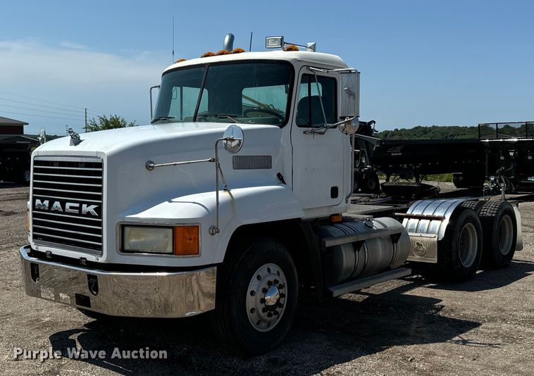 image for item EH4354 1995 Mack CH613 semi truck
