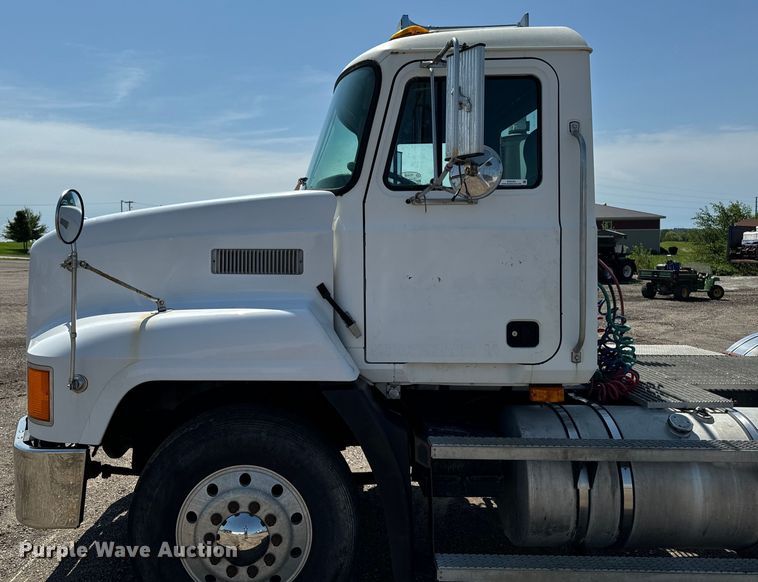 image for item EH4354 1995 Mack CH613 semi truck