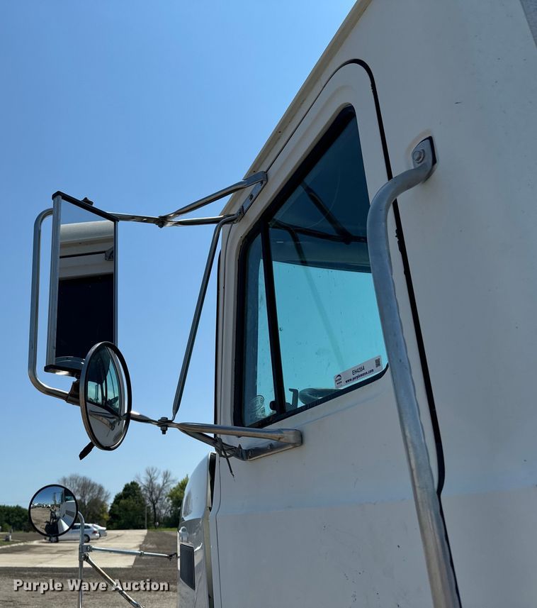 image for item EH4354 1995 Mack CH613 semi truck