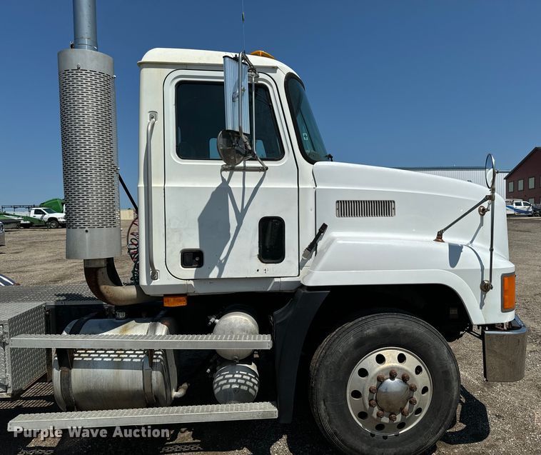 image for item EH4354 1995 Mack CH613 semi truck