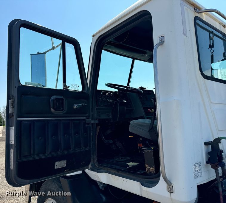 image for item EH4354 1995 Mack CH613 semi truck