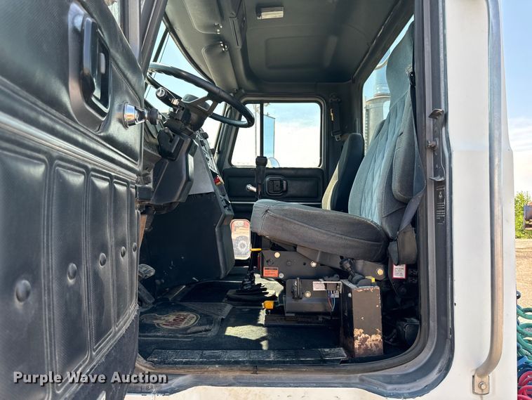 image for item EH4354 1995 Mack CH613 semi truck