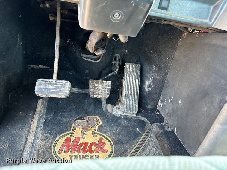 image for item EH4354 1995 Mack CH613 semi truck