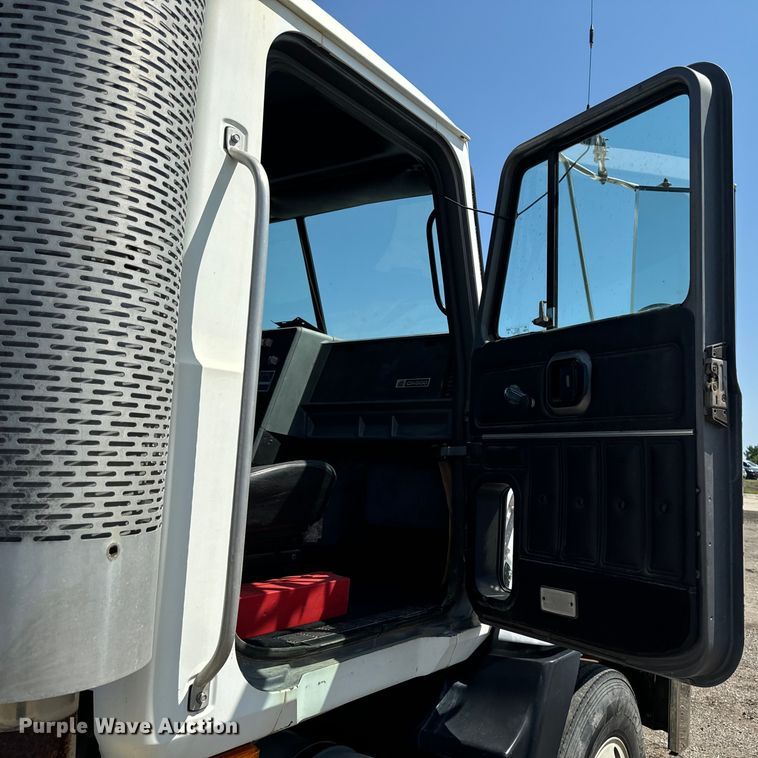 image for item EH4354 1995 Mack CH613 semi truck