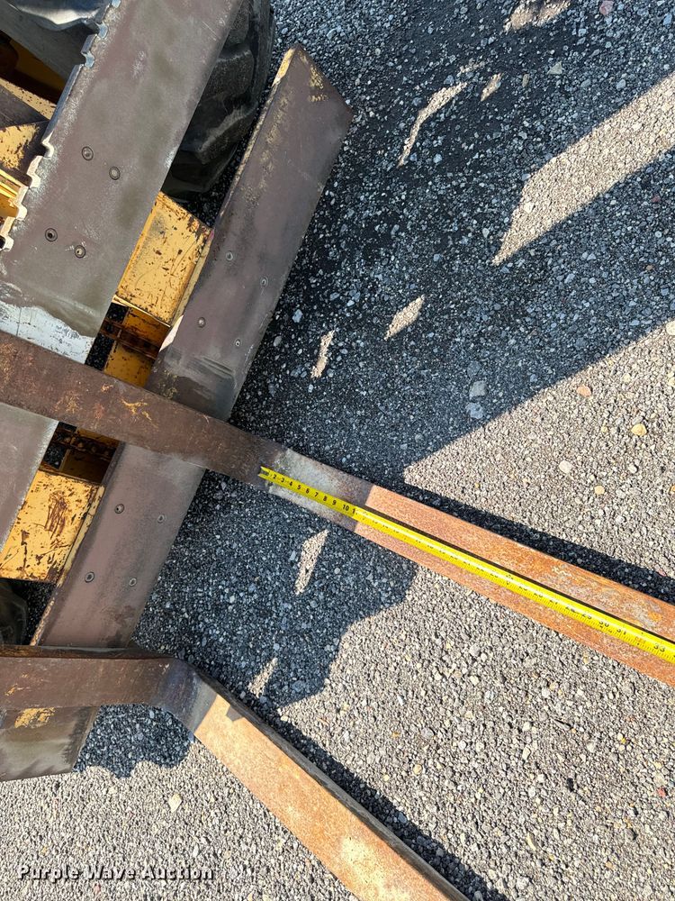 image for item EH4361 1996 John Deere 482C forklift