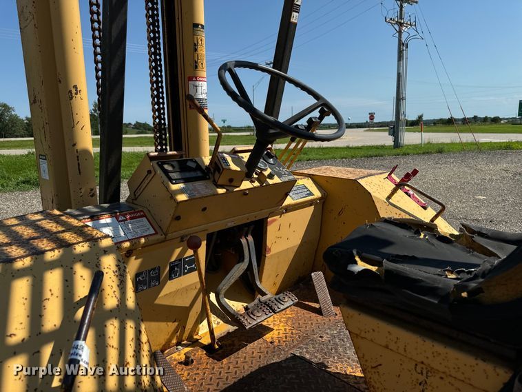 image for item EH4361 1996 John Deere 482C forklift