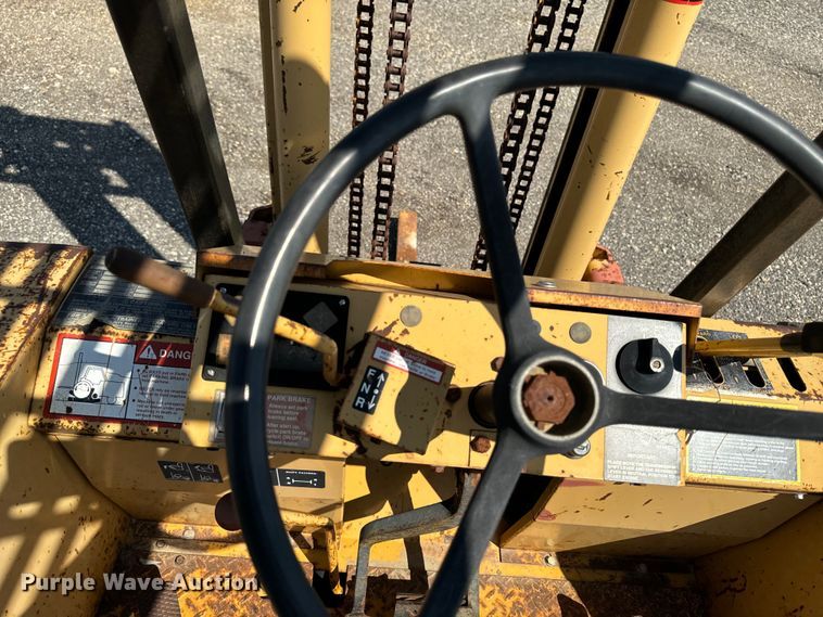 image for item EH4361 1996 John Deere 482C forklift