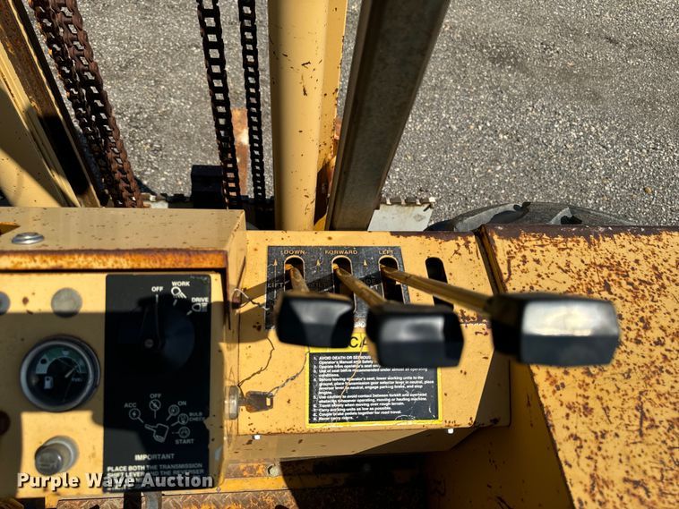 image for item EH4361 1996 John Deere 482C forklift