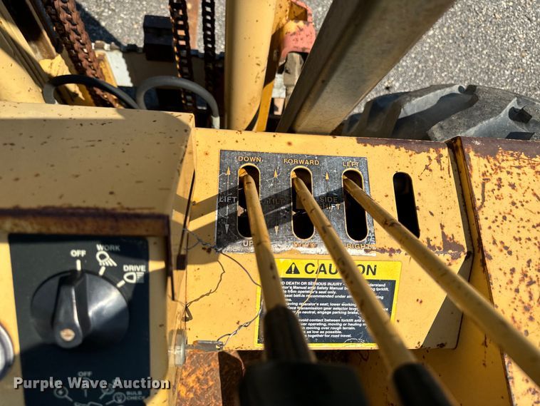 image for item EH4361 1996 John Deere 482C forklift