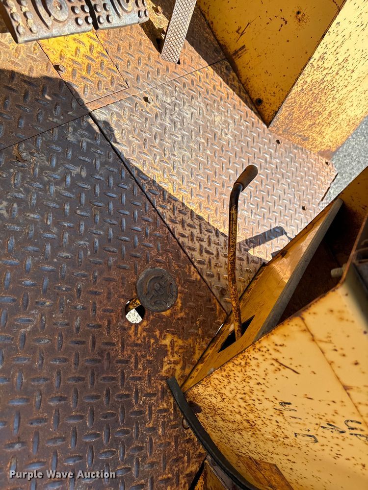 image for item EH4361 1996 John Deere 482C forklift