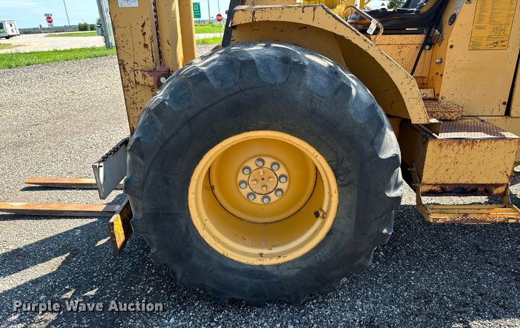 image for item EH4361 1996 John Deere 482C forklift