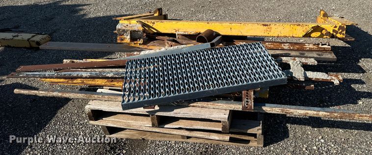 image for item EH4368 HEM 8-16 slip form paver