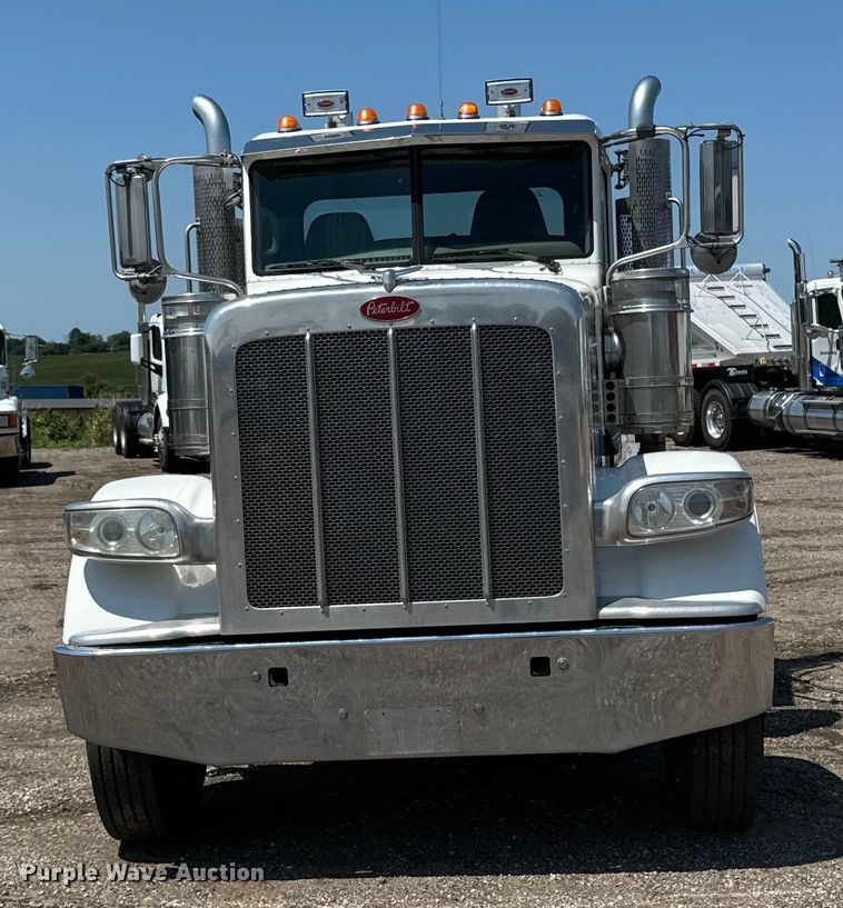 image for item EH4369 2013 Peterbilt 388 semi truck