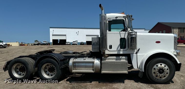 image for item EH4369 2013 Peterbilt 388 semi truck