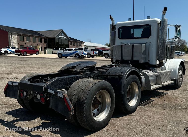image for item EH4369 2013 Peterbilt 388 semi truck