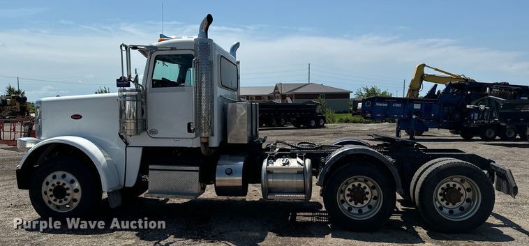 image for item EH4369 2013 Peterbilt 388 semi truck