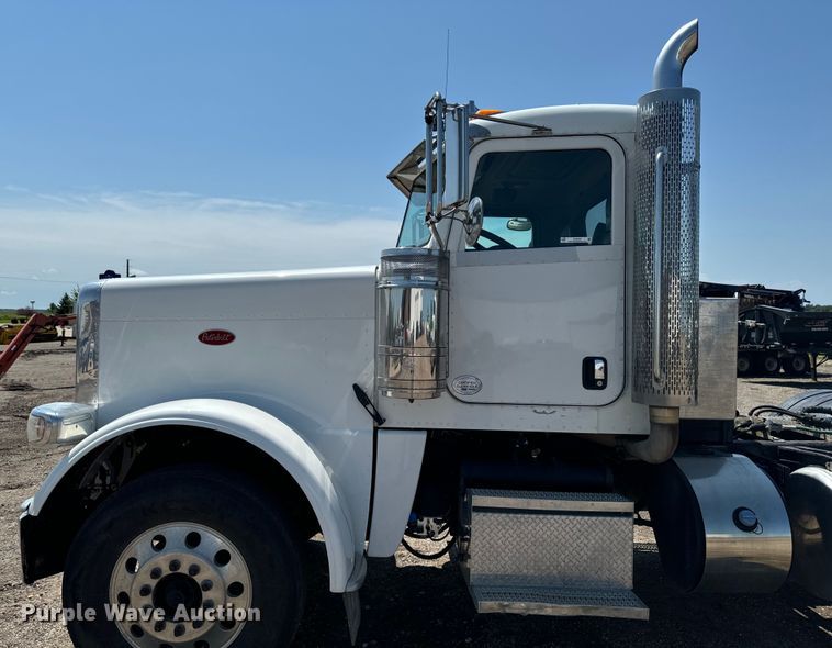 image for item EH4369 2013 Peterbilt 388 semi truck