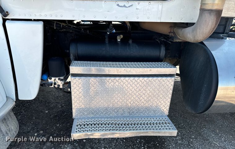 image for item EH4369 2013 Peterbilt 388 semi truck