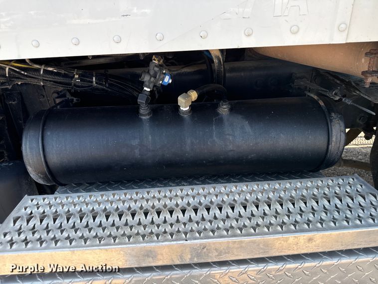 image for item EH4369 2013 Peterbilt 388 semi truck