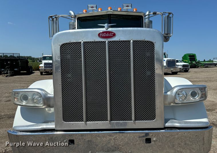 image for item EH4369 2013 Peterbilt 388 semi truck