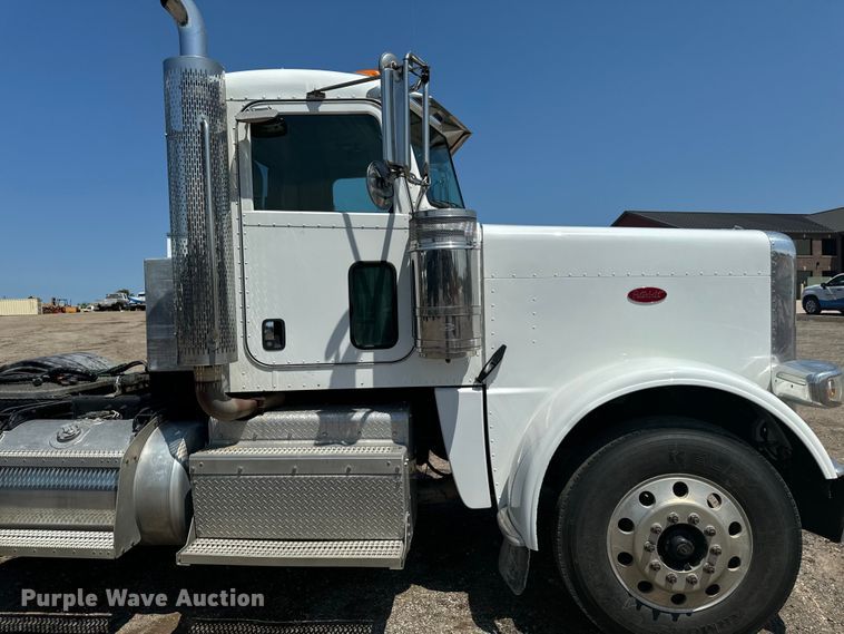 image for item EH4369 2013 Peterbilt 388 semi truck