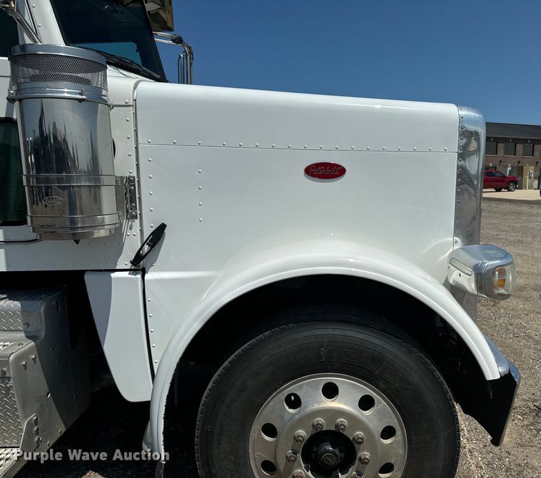 image for item EH4369 2013 Peterbilt 388 semi truck