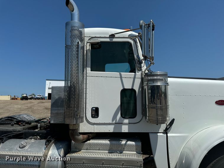 image for item EH4369 2013 Peterbilt 388 semi truck
