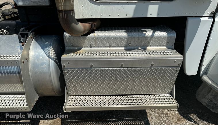 image for item EH4369 2013 Peterbilt 388 semi truck