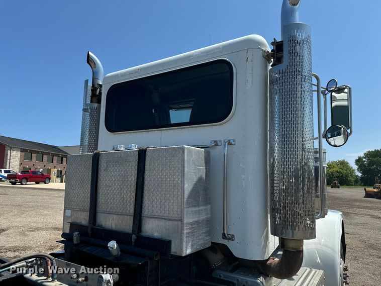 image for item EH4369 2013 Peterbilt 388 semi truck