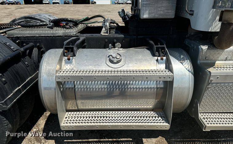 image for item EH4369 2013 Peterbilt 388 semi truck