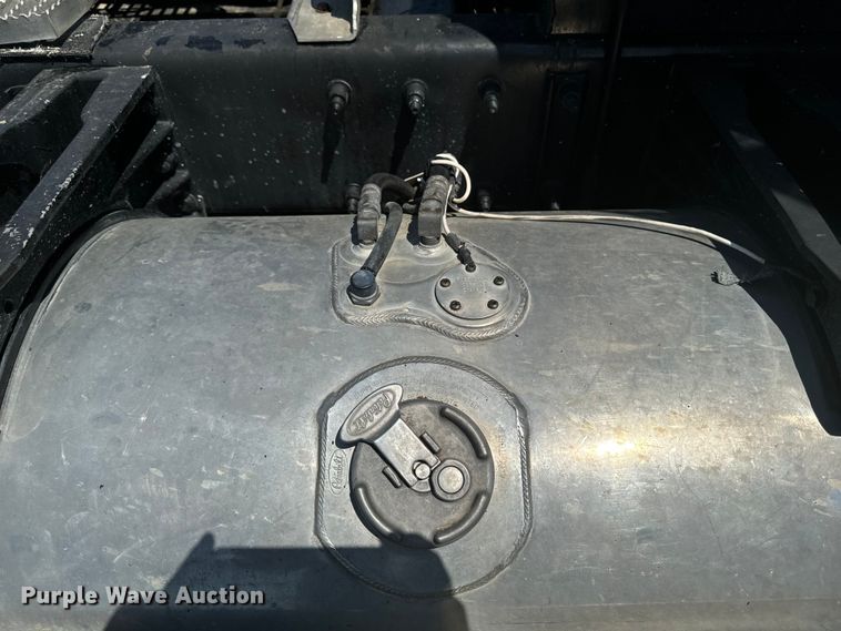 image for item EH4369 2013 Peterbilt 388 semi truck