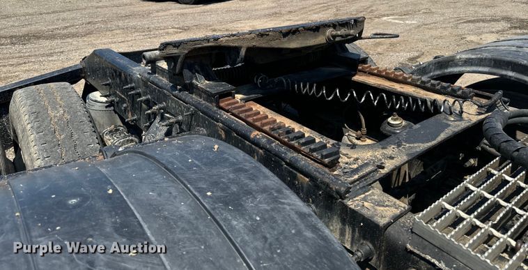 image for item EH4369 2013 Peterbilt 388 semi truck