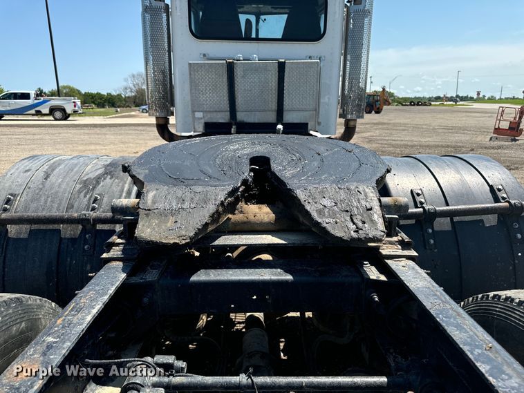 image for item EH4369 2013 Peterbilt 388 semi truck