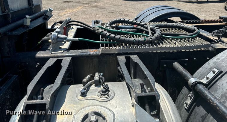 image for item EH4369 2013 Peterbilt 388 semi truck