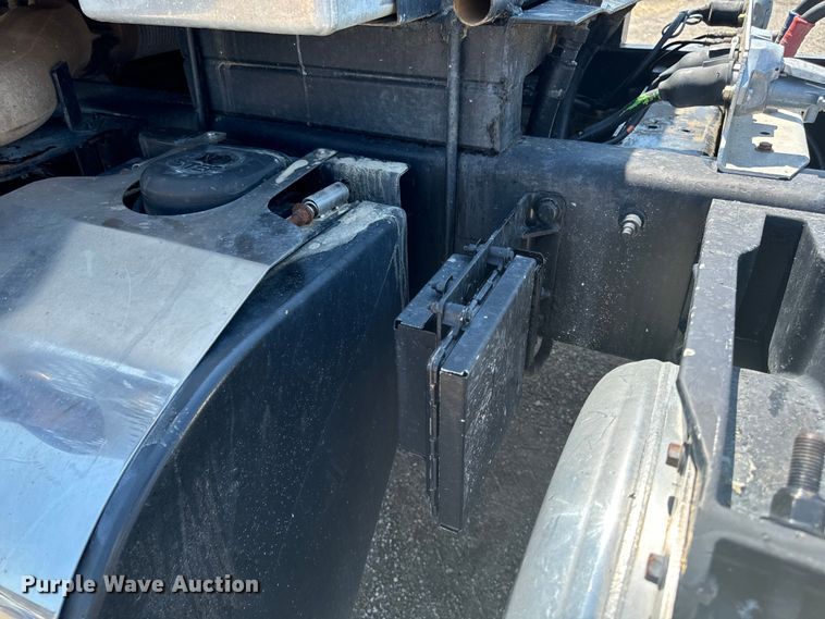 image for item EH4369 2013 Peterbilt 388 semi truck