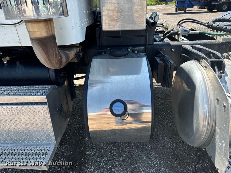 image for item EH4369 2013 Peterbilt 388 semi truck