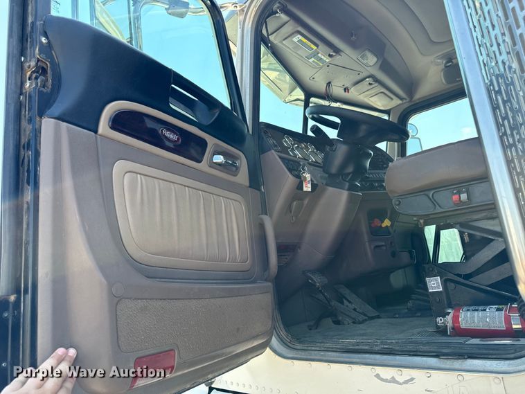 image for item EH4369 2013 Peterbilt 388 semi truck