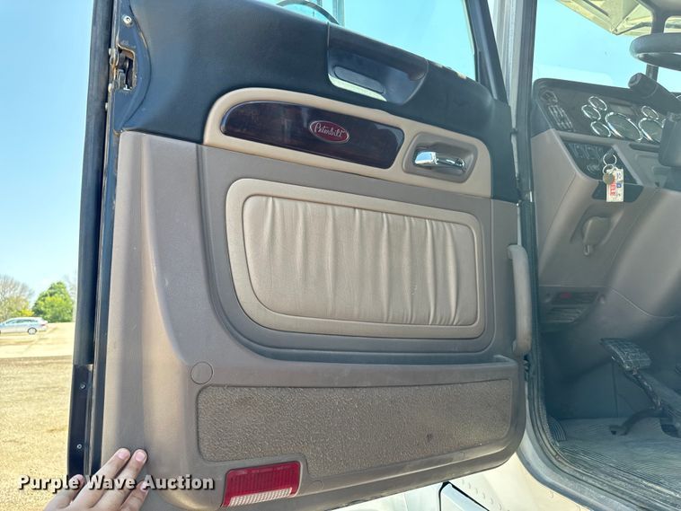 image for item EH4369 2013 Peterbilt 388 semi truck