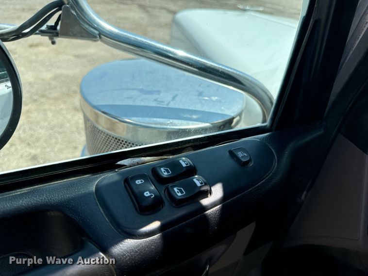 image for item EH4369 2013 Peterbilt 388 semi truck