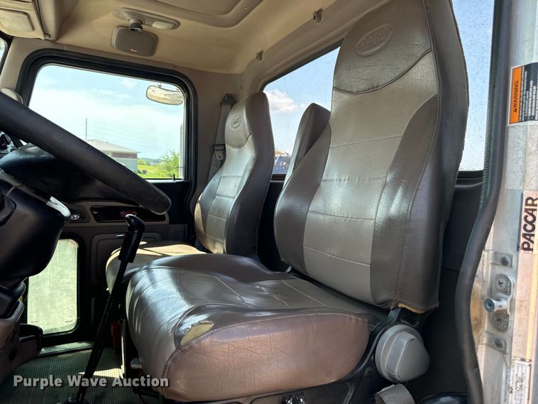 image for item EH4369 2013 Peterbilt 388 semi truck