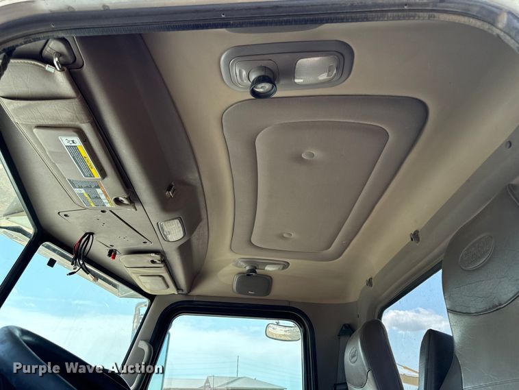 image for item EH4369 2013 Peterbilt 388 semi truck