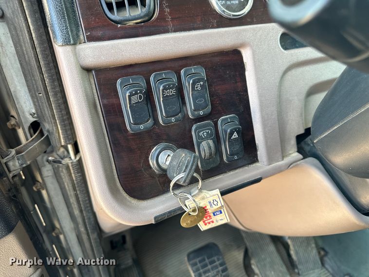 image for item EH4369 2013 Peterbilt 388 semi truck