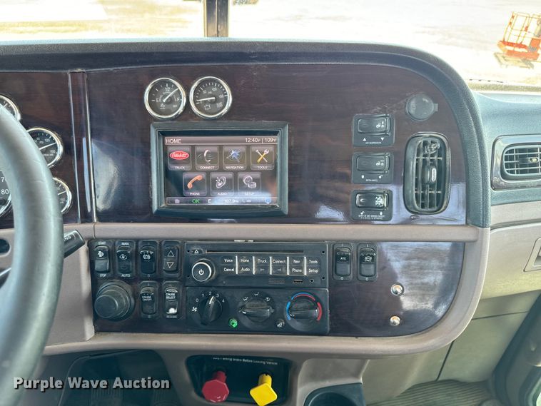 image for item EH4369 2013 Peterbilt 388 semi truck