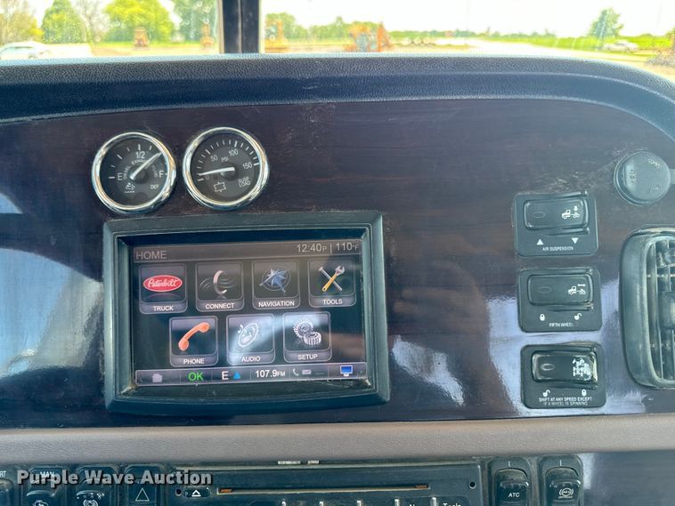 image for item EH4369 2013 Peterbilt 388 semi truck