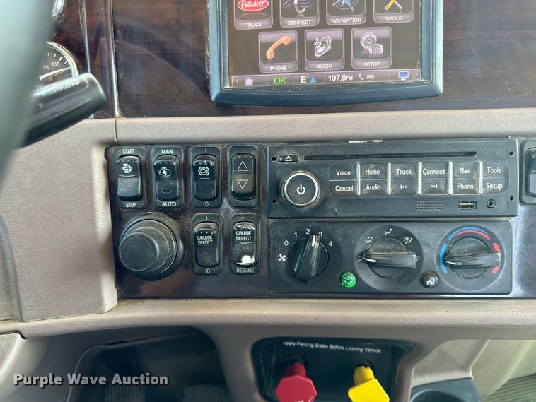 image for item EH4369 2013 Peterbilt 388 semi truck