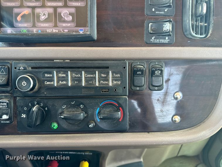 image for item EH4369 2013 Peterbilt 388 semi truck