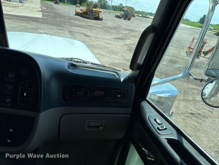 image for item EH4369 2013 Peterbilt 388 semi truck