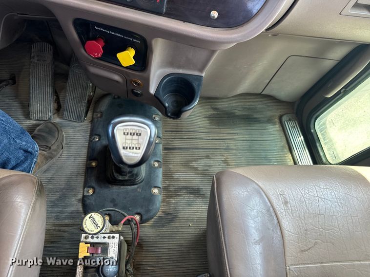 image for item EH4369 2013 Peterbilt 388 semi truck