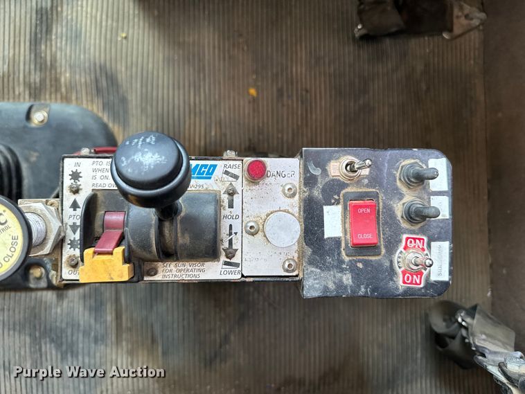 image for item EH4369 2013 Peterbilt 388 semi truck